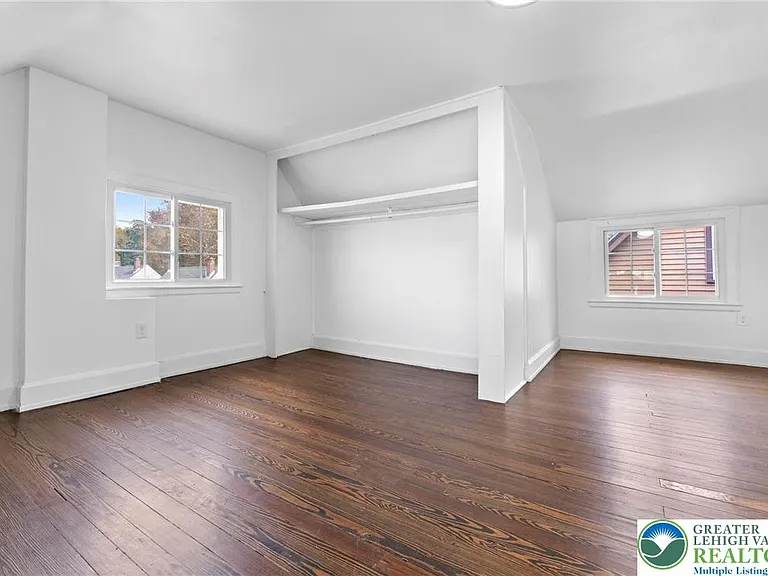 409 E Washington Ave — Photo 11