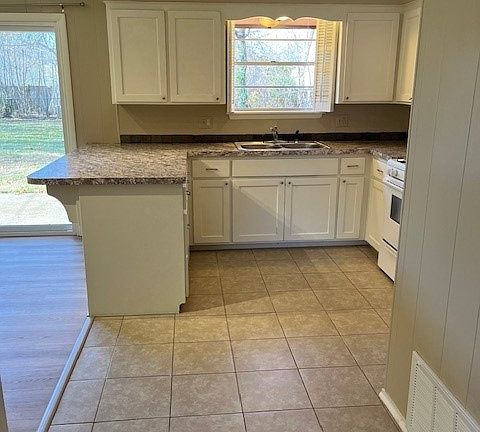 4th image of 1773 N Oakland Ave