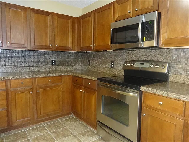 345 Briarbend Rd — Photo 4