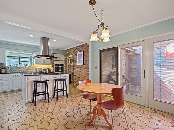 4th image of 1013 Troon Dr E
