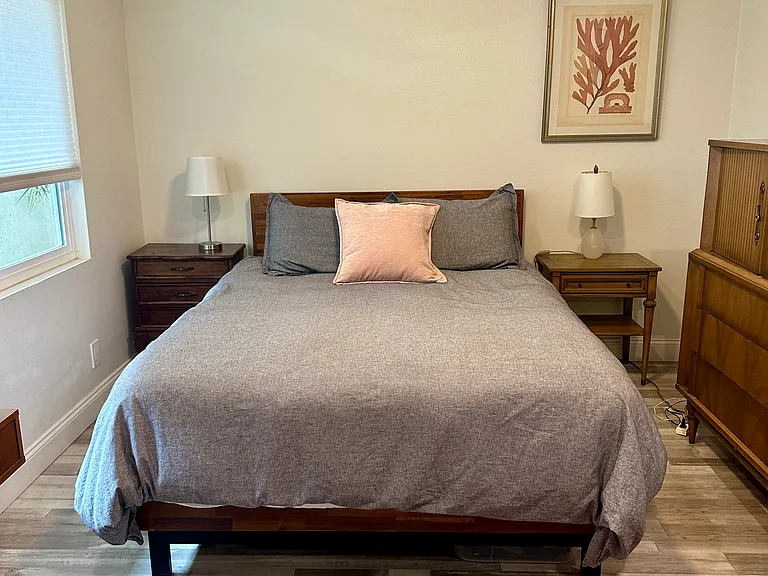 Bedroom 1 Queen bed