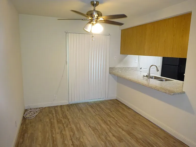 215 Roundtree Ct — Photo 4
