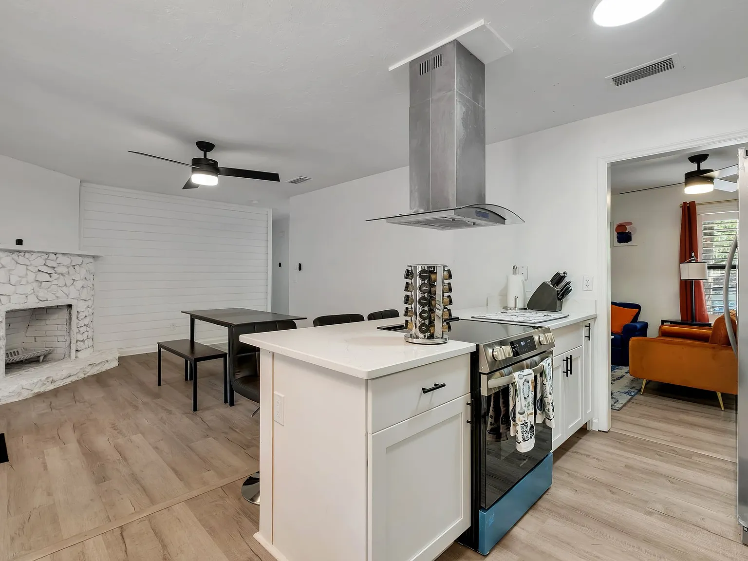 4 bed, 1400 sqft, $4,800 — Photo 2