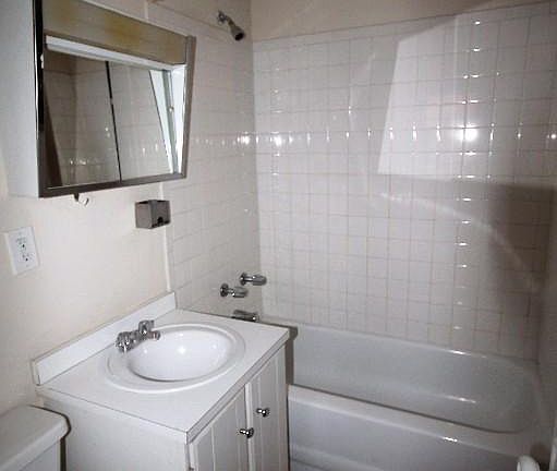 4th image of 3517 N Racine Ave #3525E1