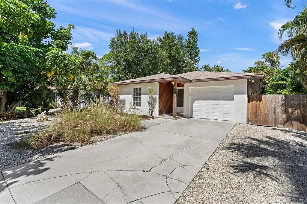 2 bed, 2.0 bath, 1243 sqft, $2,400 — Photo 2