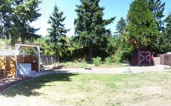 Fenced Private Backyard, with hot tub