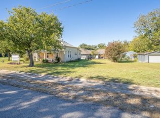 201 3rd St, Krum, TX 76249