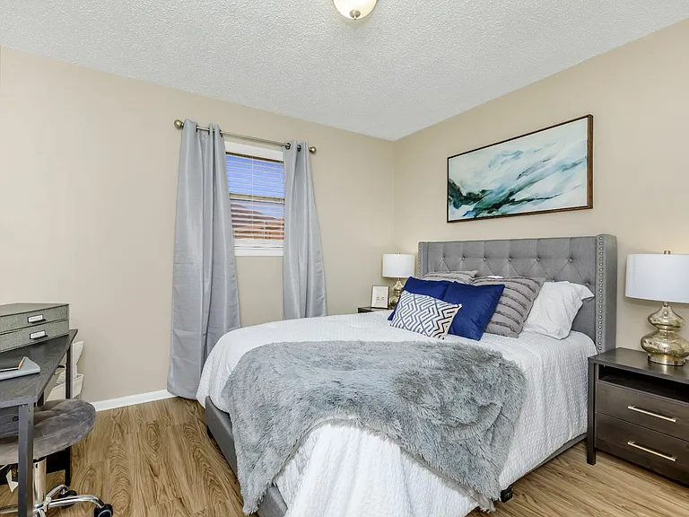 Oak Creek Apartments — Photo 15