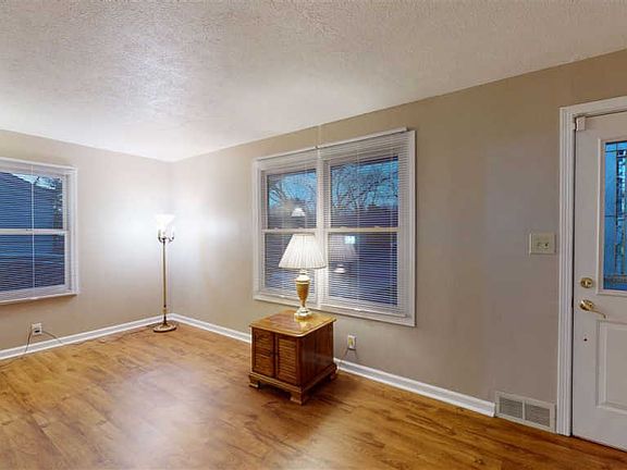 3rd image of 1620 Barton Blvd