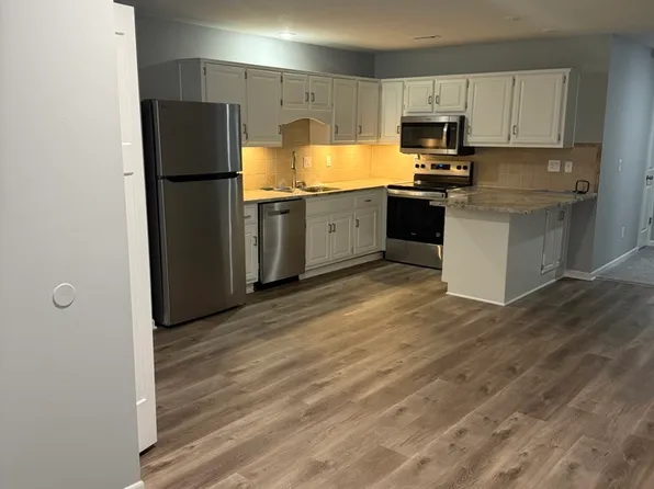 717 Meadow Ln APT B, Peculiar, MO 64078