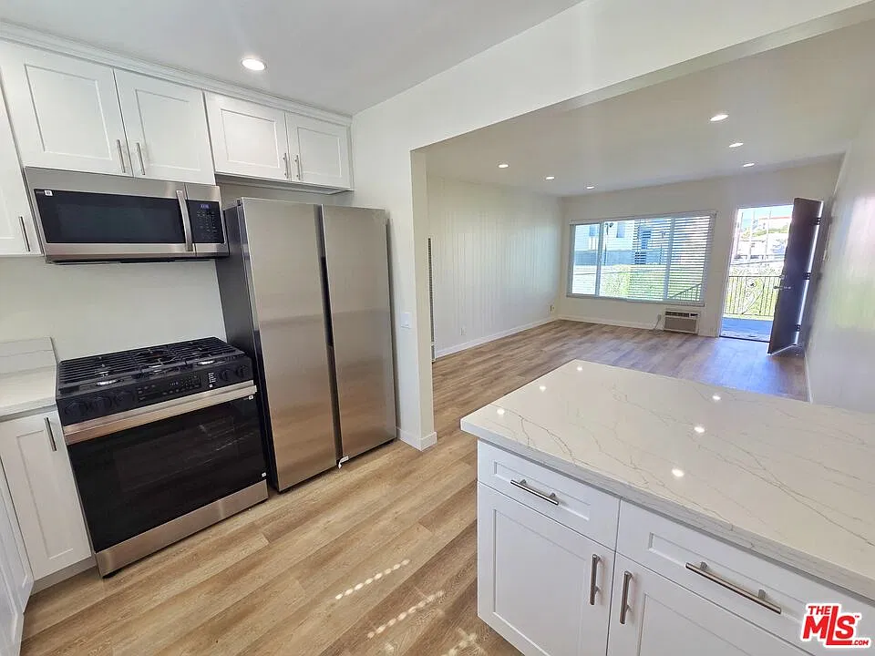 2 bed, 1.0 bath, 750 sqft, $2,700 — Photo 2