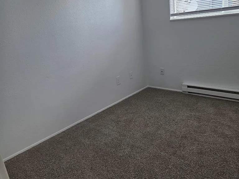 211 SE Uglow St #15 — Photo 8