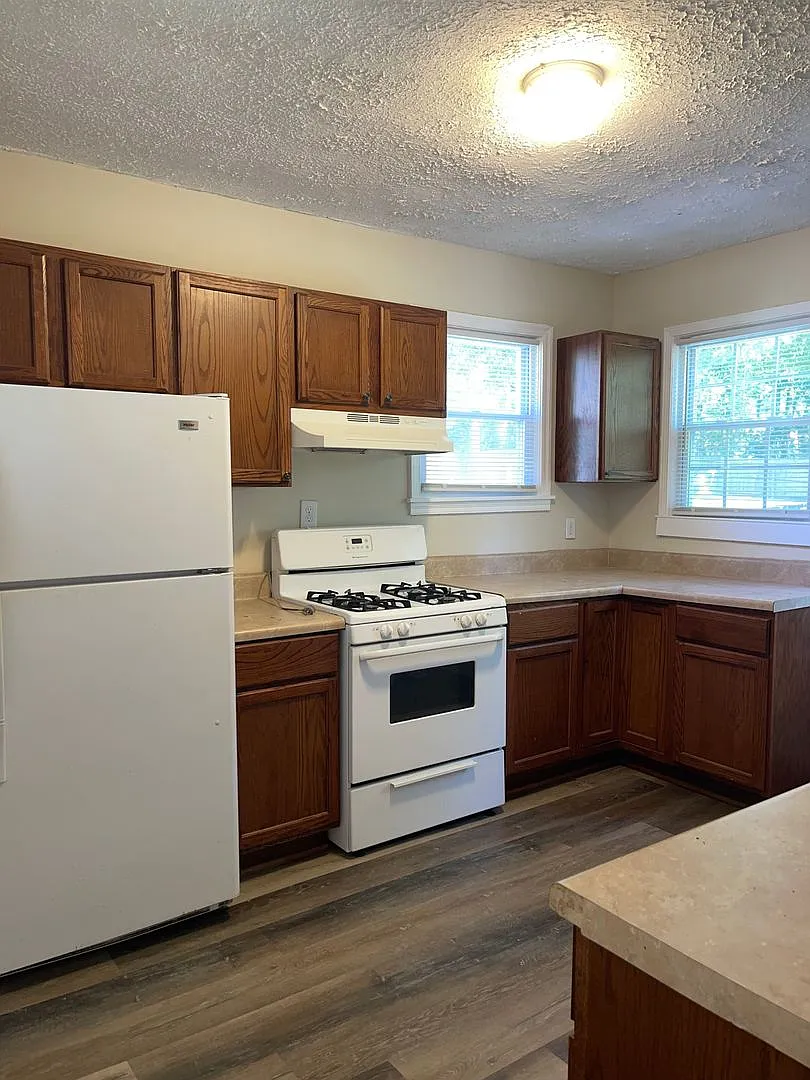 3 Bed 2 Bath Bungalow in Great Neighborhood! — Photo 4