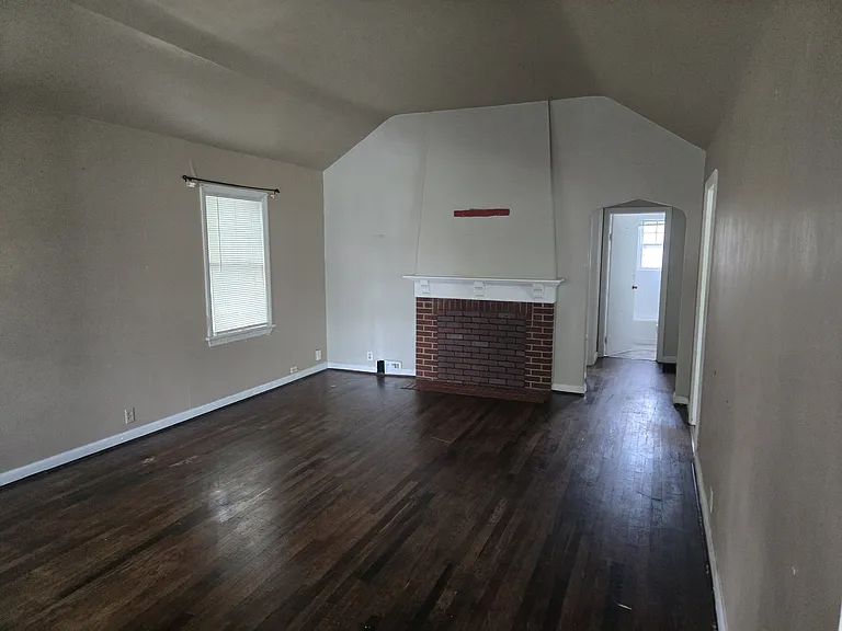 2047 Beverly Pl — Photo 4