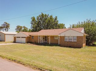 110 W Benton Ave, Sayre, OK 73662