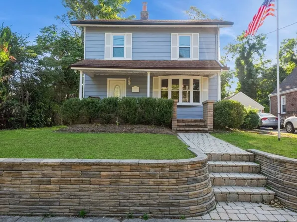 34 Saint Marks Place, Roslyn Heights, NY 11577