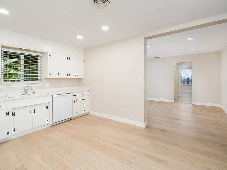 El Camino Duplexes — Photo 30