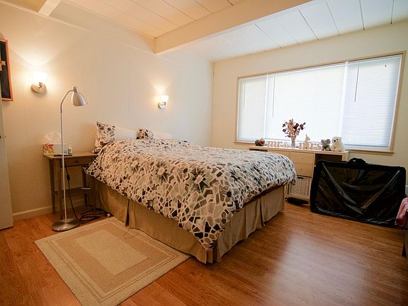 4th image of 712 Sutter Ave