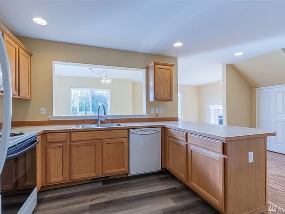 4th image of 993 NW Poppy Ct