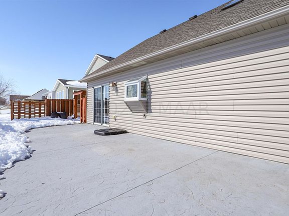 5th image of 327 19th Ave W