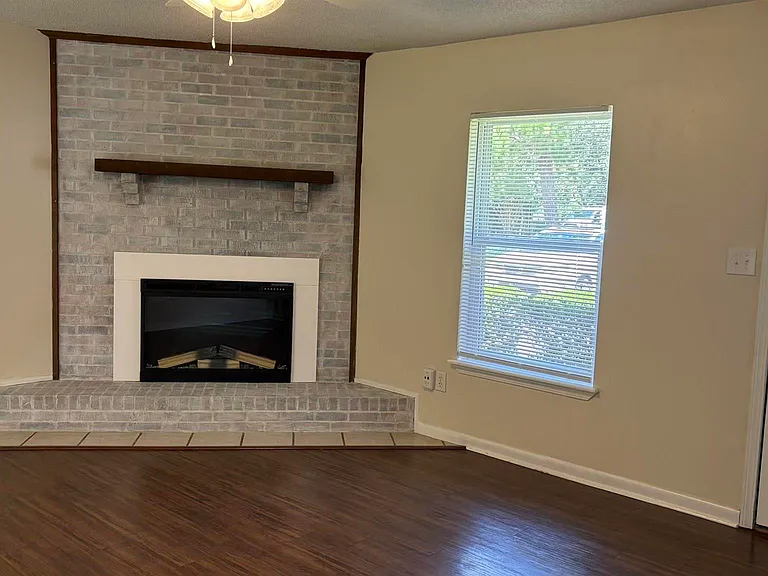 3255 Maplewood Dr — Photo 3