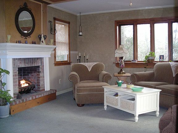 Living Room/Gas fireplace