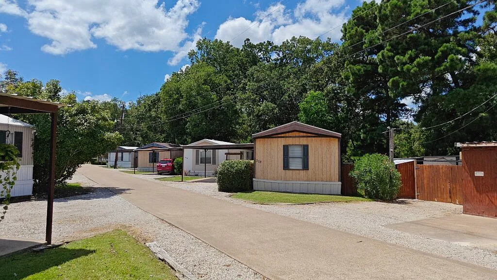 3 bed, $1,375 — Photo 2