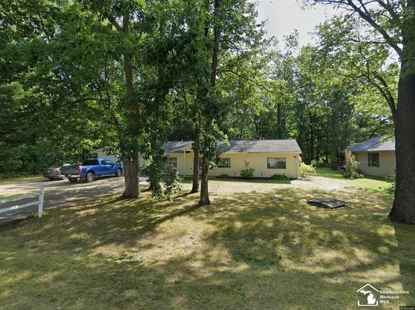 103 Marigold Ln, Houghton Lake, MI 48629