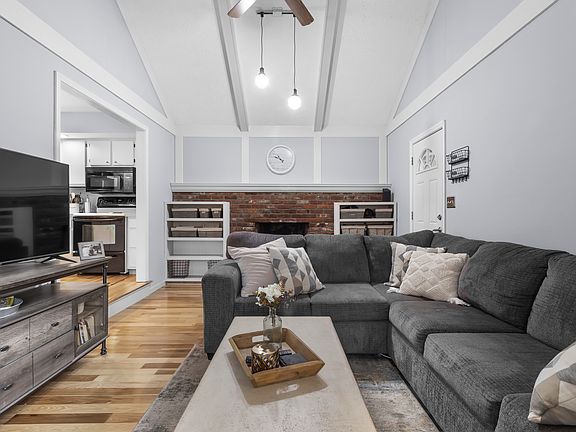 4th image of 8243 Castlebrook Dr