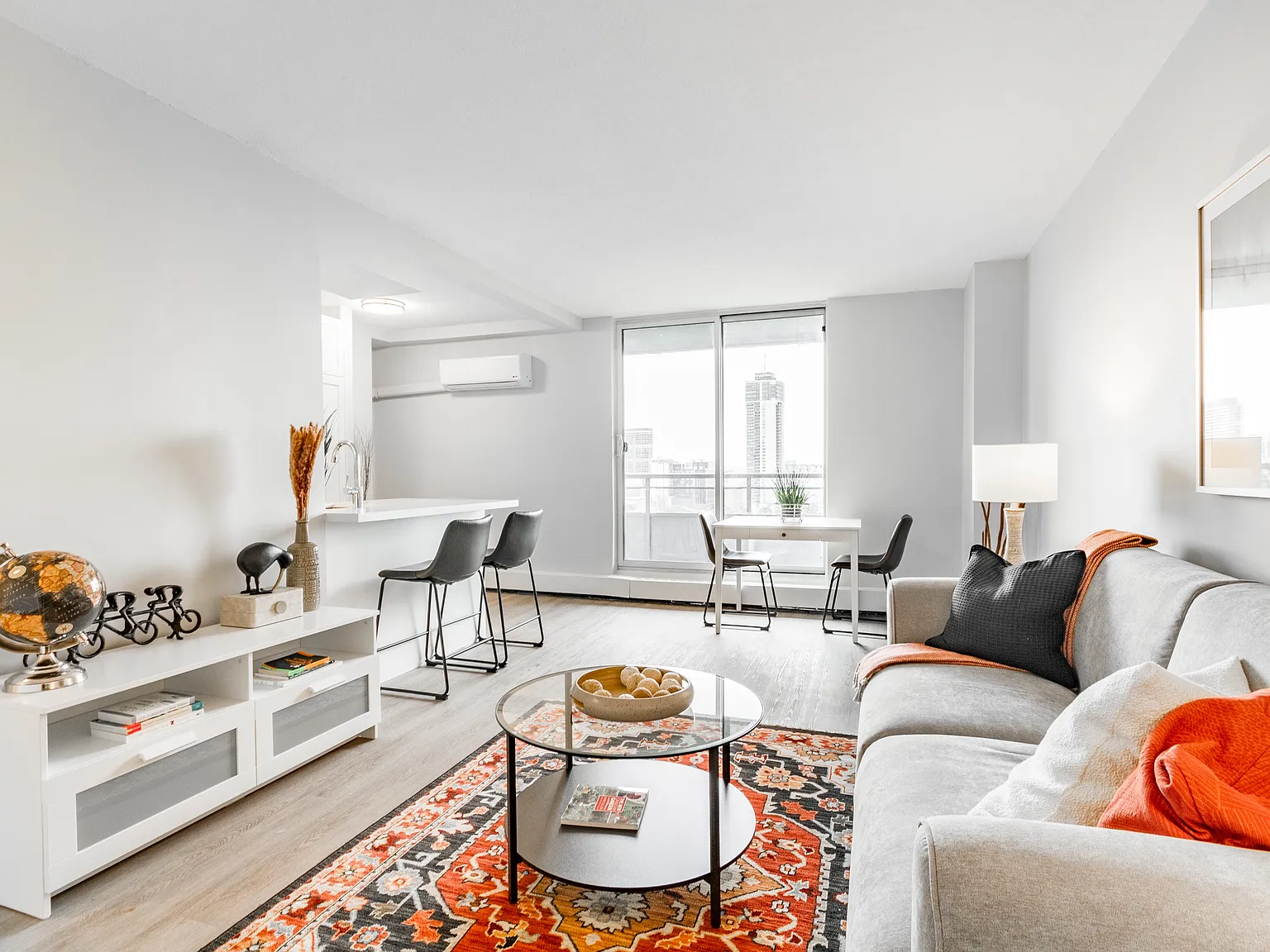 123 Charlton Avenue East — Photo 3