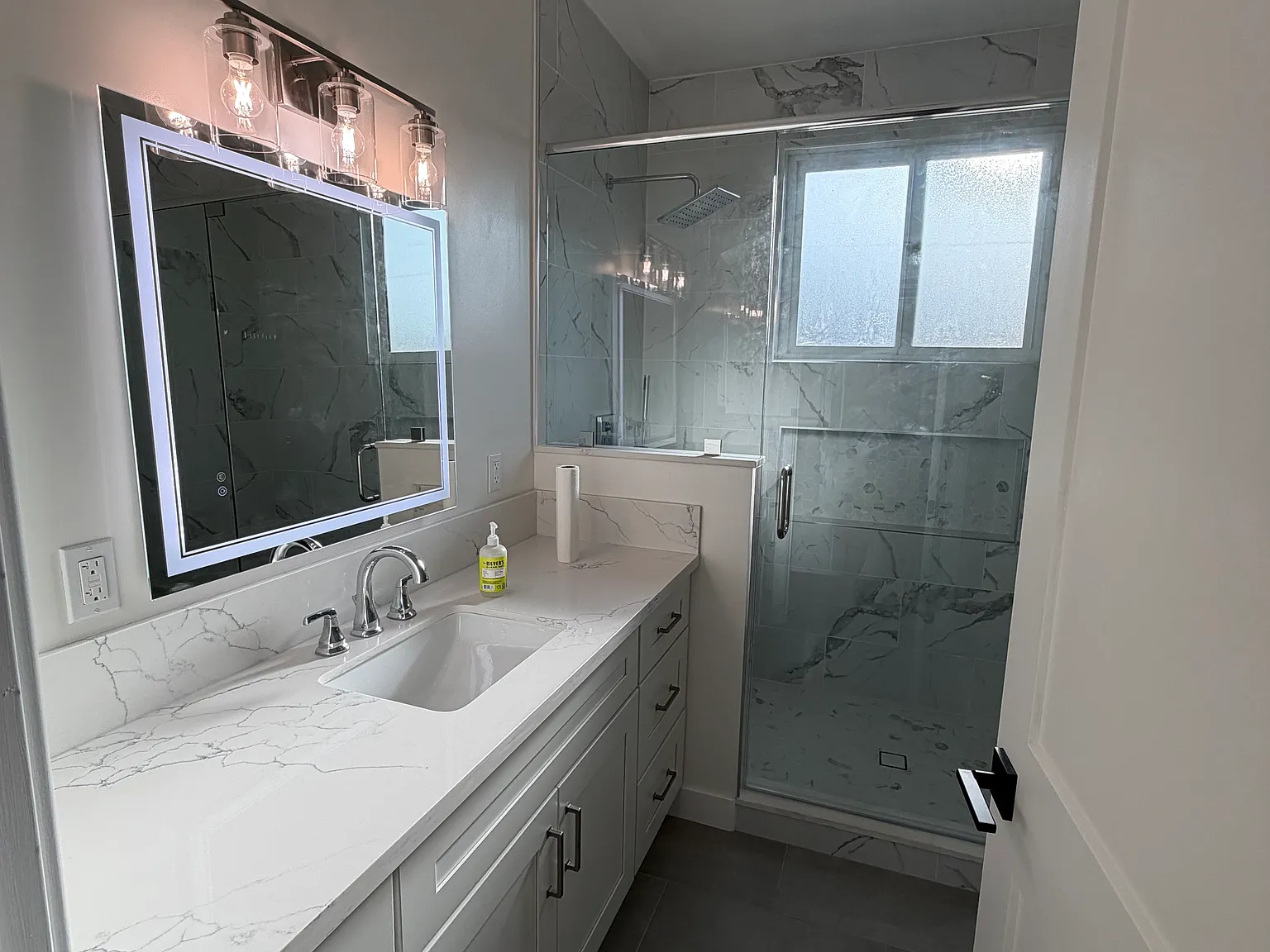 2 bed, 975 sqft, $3,000 — Photo 3