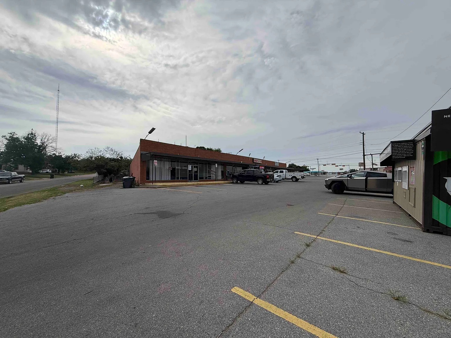 4 bed, 3800 sqft, $1,195 — Photo 2