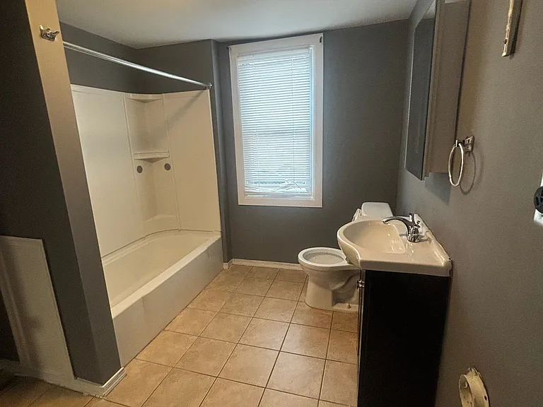 242 W Washington St #MAIN — Photo 11