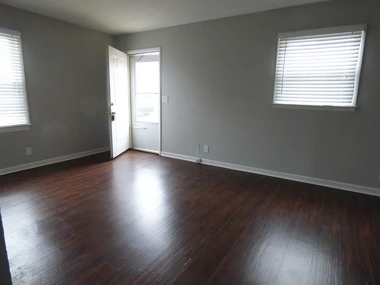 735 Trail Dr — Photo 2