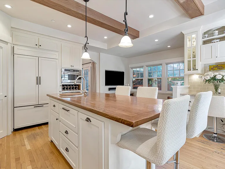 1568 Mariposa Ave — Photo 12