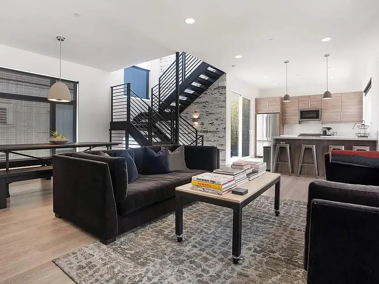 3235 Louise St — Photo 20
