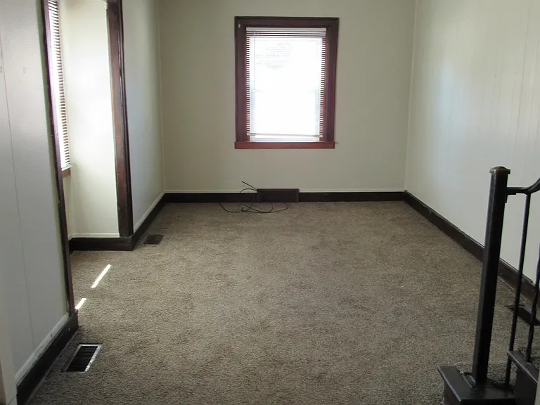 321 W Elm St — Photo 5