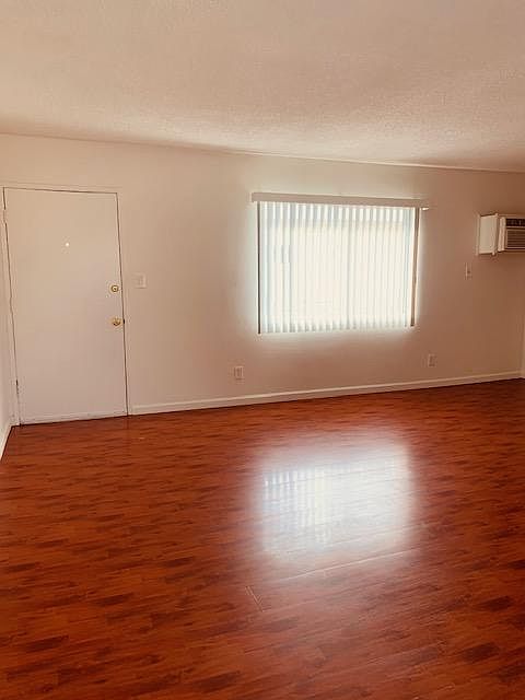 1st image of 4565 Oakwood Ave