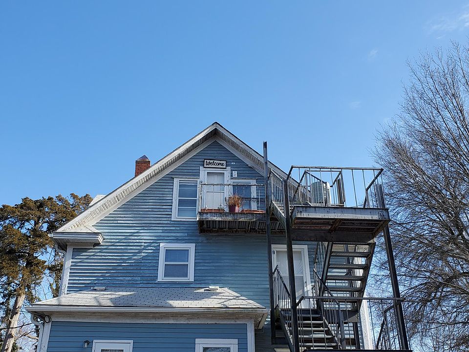 2nd floor apartment. Outside entrance
