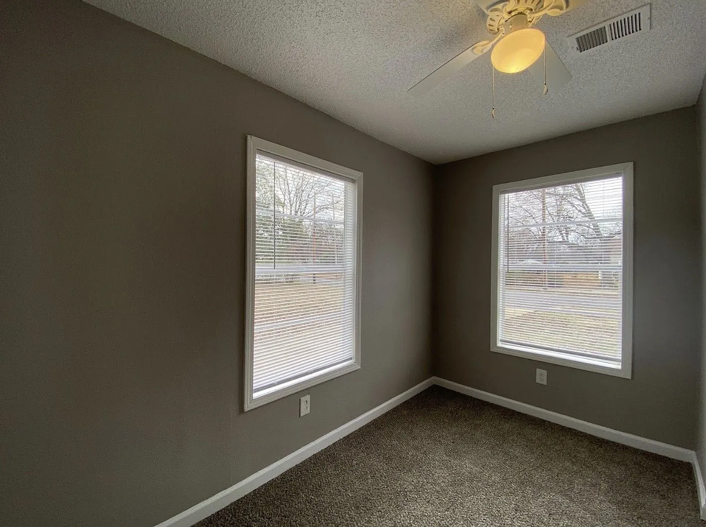 1612 Robin Hood Ln — Photo 3
