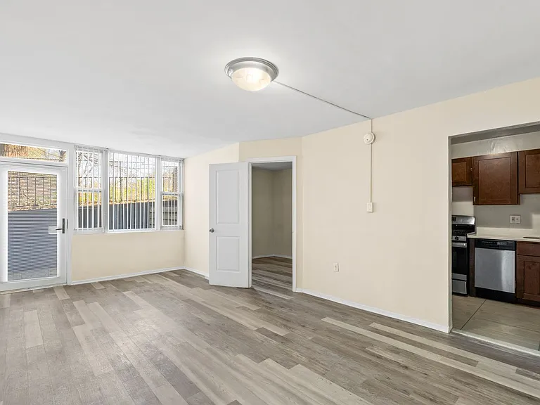 Park East Apartments — Photo 36