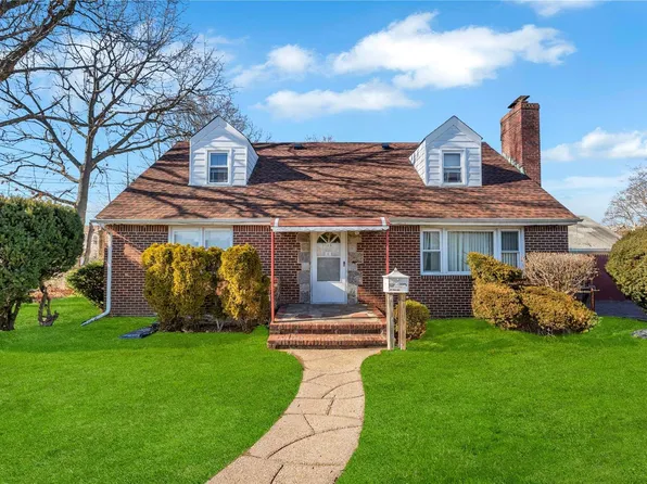 15 Rose Avenue, Hempstead, NY 11550