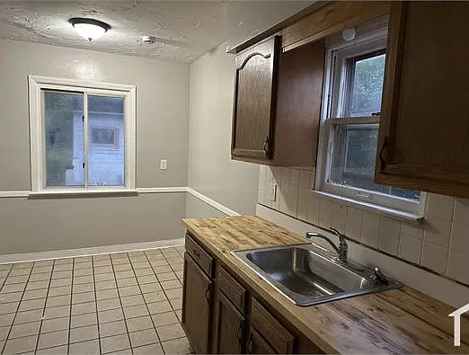 3 bed, 1950 sqft, $1,100 — Photo 2