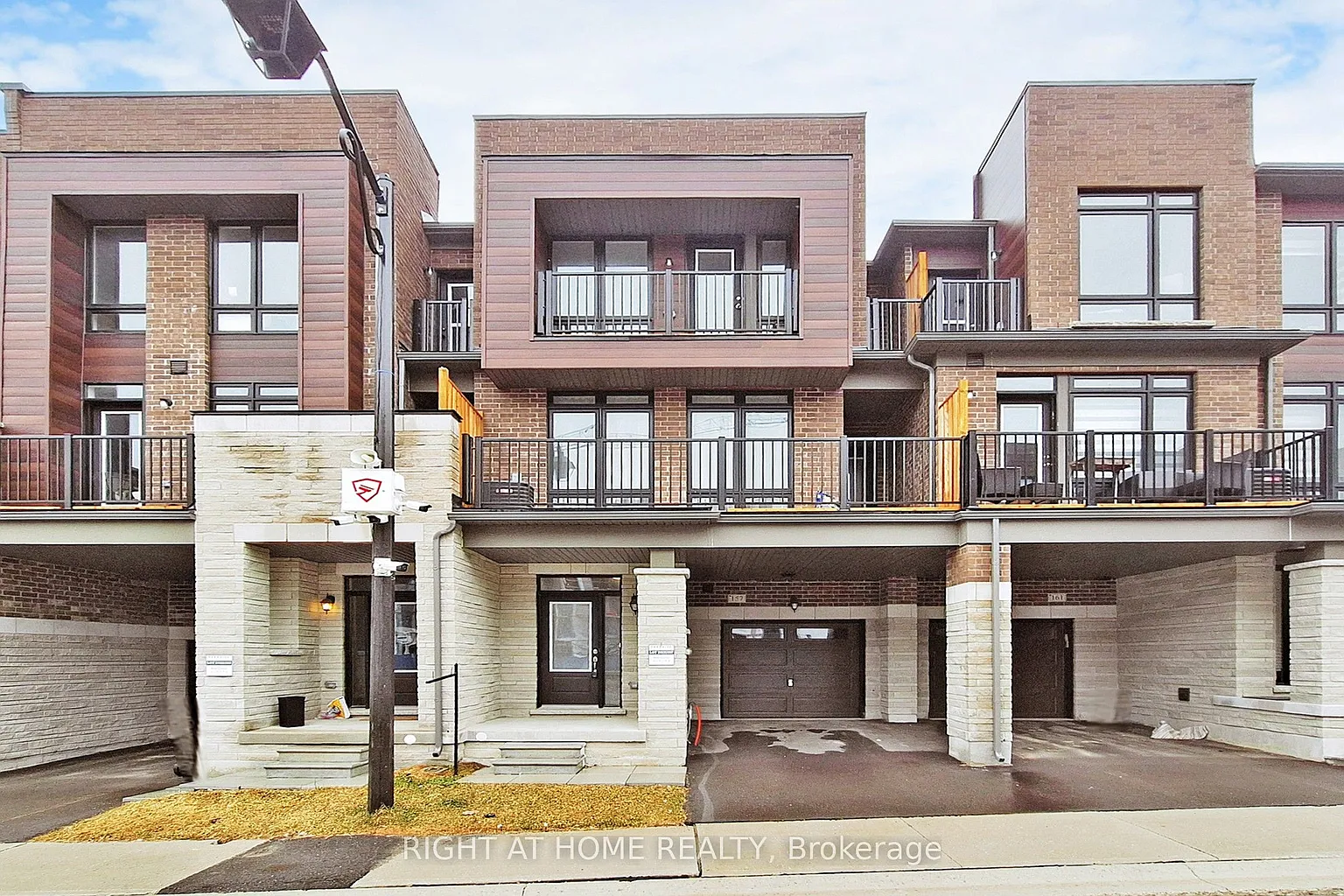157 Blick Cres photo 1