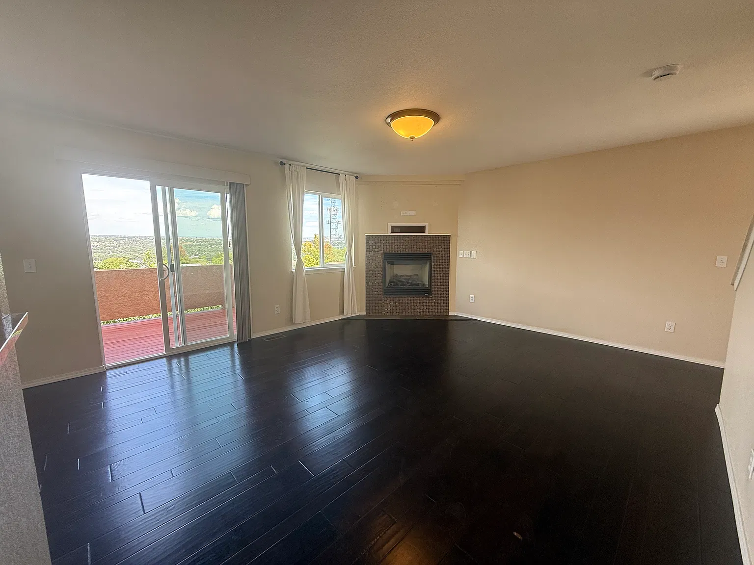 3 bed, 2.5 bath, 1809 sqft, $1,995 — Photo 3
