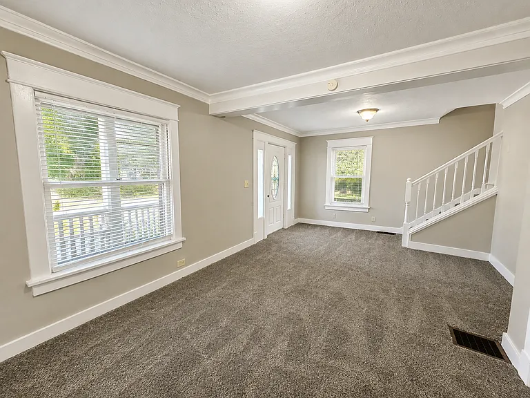 323 N River Blvd — Photo 2