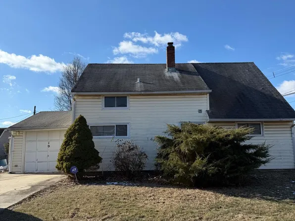 19 Crosswood Ln, Levittown, PA 19055