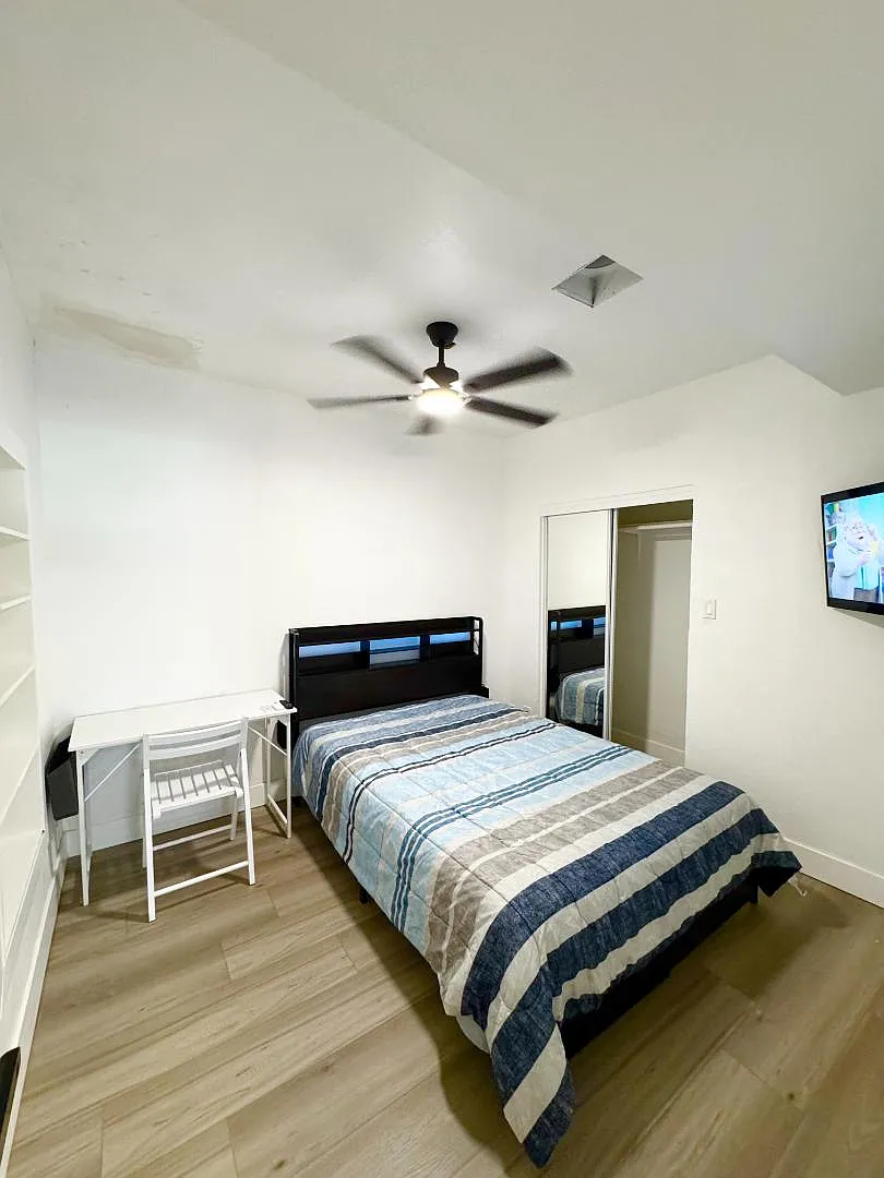 1845 E Monroe St - Room 4 — Photo 1