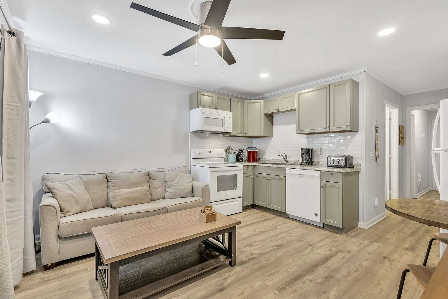 1 bed, 1.0 bath, 645 sqft, $3,184 — Photo 2