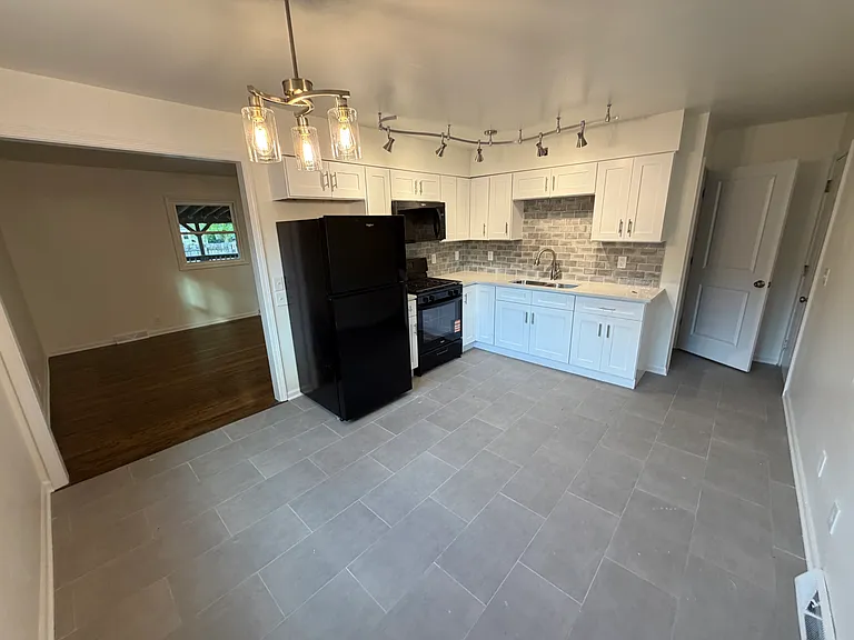 2422 Tippecanoe St — Photo 10